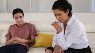 Schau dir Stepson Gives Handjob to Stepmom an - Top-Porno in 4K auf FULL-PORN.COM
