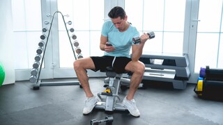 Guarda  Short-Haired Pornstar Enjoys Gym Fuck - top porno in 4K su FULL-PORN.COM