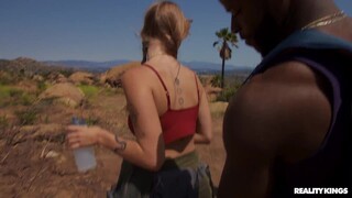 Mira  Amateur Hikers Get Naughty - porno top en 4K en FULL-PORN.COM