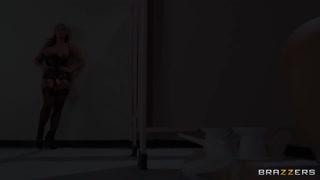 Schau dir Phoenix Marie's Foursome Frenzy an - Top-Porno in 4K auf FULL-PORN.COM
