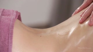 Bekijk Oiled Up with Nikia - top porno in 4K op FULL-PORN.COM