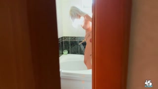 Assista Blonde with big ass fingers herself in steamy shower - top porno em 4K no FULL-PORN.COM