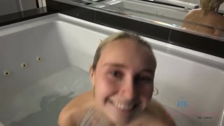 Amateur Blonde Peyton Coast - Pissing & Squirt in Shower POV - video porno 4K su FULL-PORN.COM