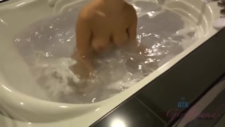 Tonton Ashley Adams' Big Boobs Soapy Shower & Pissing Fun - porno teratas dalam 4K di FULL-PORN.COM