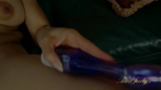 Lala Bond MILF loves her sex toy - 4K porn video on FULL-PORN.COM