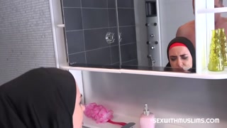 Bekijk Freya Dee Bathroom Tail Adventure - top porno in 4K op FULL-PORN.COM