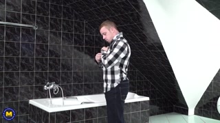 Shower Surprise: Ryanne the Cougar Stalks Horny Toy Boy - video porno 4K su FULL-PORN.COM