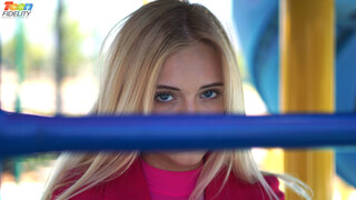 Sledujte Young Alex Grey's First Music Box - Wild Hardcore - špičkové porno v 4K na FULL-PORN.COM