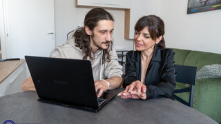 Urmărește Micina Seduces Patrick Kiss After He Fixes Her Computer, Then Gets Anal Fucked - top porno în 4K pe FULL-PORN.COM