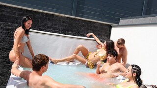 Stepfamily Frenzy: Wet Pool Party 보기 - 4K 최고 포르노 FULL-PORN.COM에서