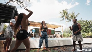 Schau dir Wet and Wild Pool Party Action an - Top-Porno in 4K auf FULL-PORN.COM