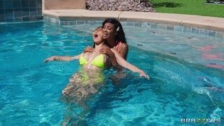 Mira Asian Beauties Nicole and September Get Down - porno top en 4K en FULL-PORN.COM