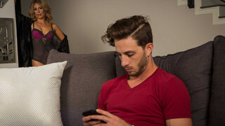 Schau dir Stevie Lix Gives Facial to Young Stud an - Top-Porno in 4K auf FULL-PORN.COM